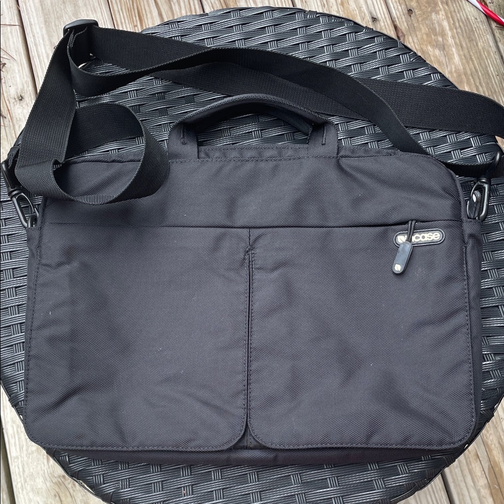LIKE NEW- INCASE LAPTOP BAG (BLACK)
